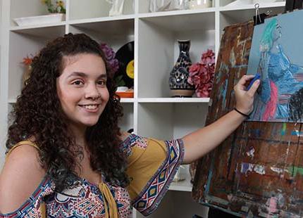 丹佛斯艺术学校的艺术学生萨亚娜正在画画